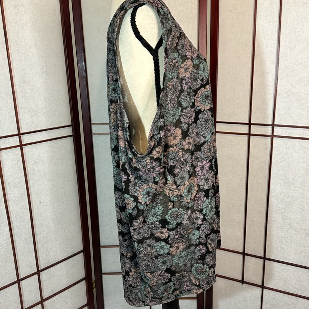 Torrid sheer floral sleeveless top torrid 4 - Picture 2 of 7
